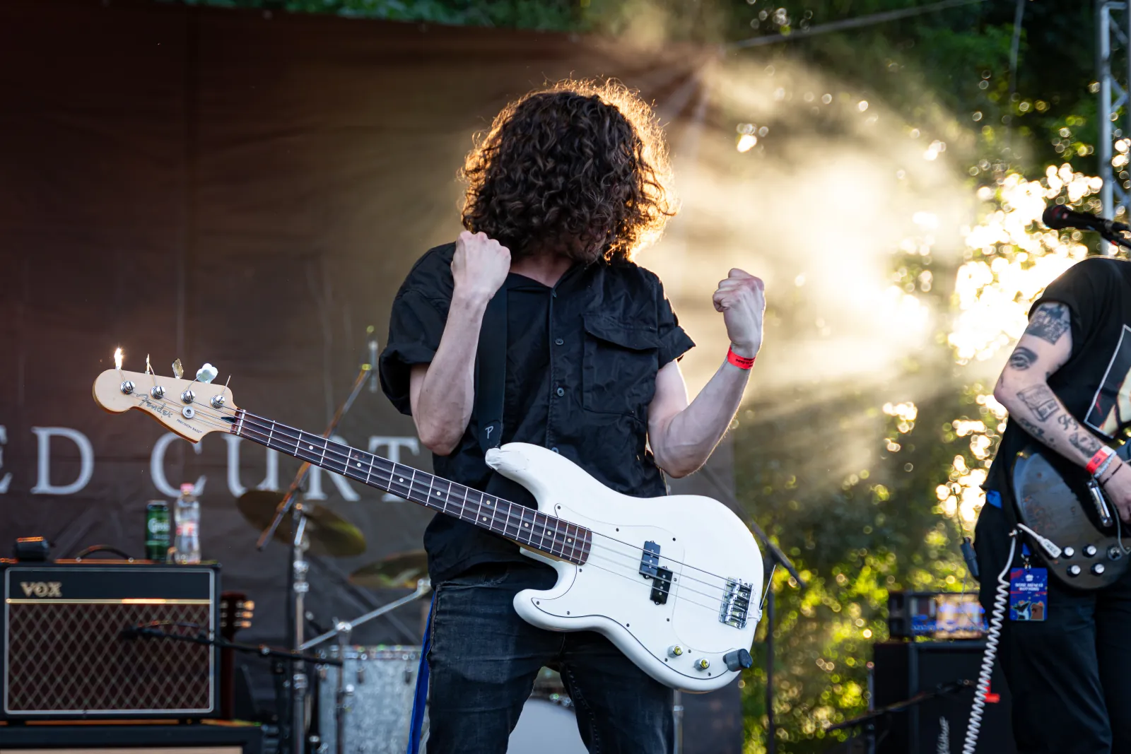 Koncert — Glazed Curtains